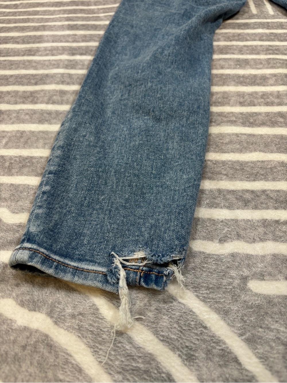 American Eagle Jeans, Highest Rise Jegging, Ripped Thrashed, Sz 10 X-Short 29x24 - Picture 10 of 12